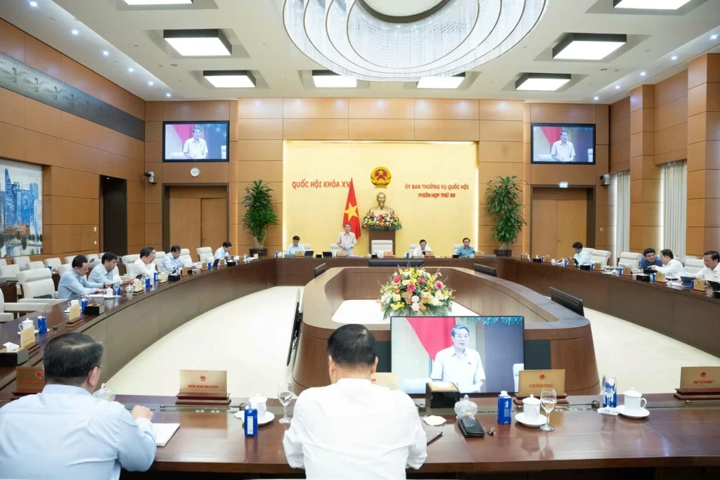 Phiên họp Ủy ban Thường vụ Quốc hội sáng 17/10 (Ảnh: Hồng Phong).